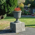 Blumenschmuck an der Friedhofskapelle