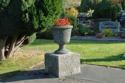 Blumenschmuck an der Friedhofskapelle