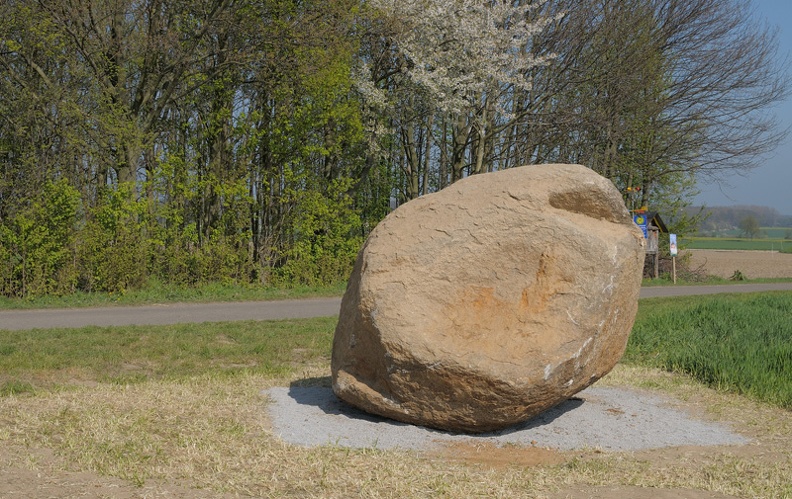 Gneis-Findling auf dem Mühlenberg bei Ostermunzel mit einem Gewicht von 27,5 t