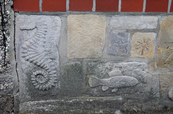Reliefs an einer Hofeinfassungsmauer