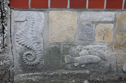 Reliefs an einer Hofeinfassungsmauer