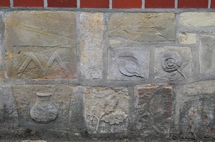 Reliefs an einer Hofeinfassungsmauer