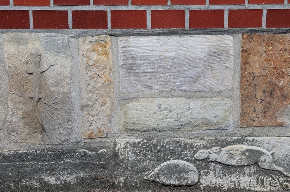 Reliefs an einer Hofeinfassungsmauer