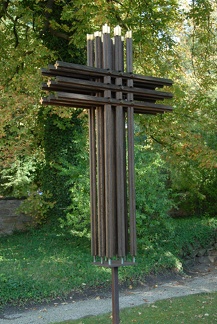 Kreuz im Hof des Klosters
