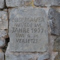 Hinweis in einer Mauer