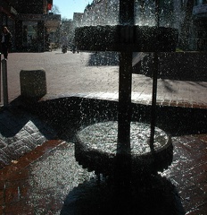 Der Thie-Brunnen im Gegenlicht