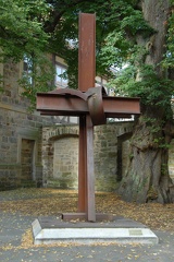 Kreuzskulptur am Kloster (Hannes Meinhard 2003)