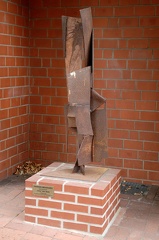 "Stele", Skulptur an der Sparkasse (Hannes Meinhard 2007)