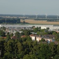 Industriegebiet Brunslohe von der hohen Halde im Deisterpark. Vorn links die katholische Kirche
