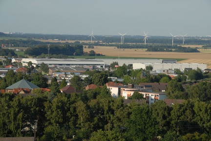Industriegebiet Brunslohe von der hohen Halde im Deisterpark. Vorn links die katholische Kirche
