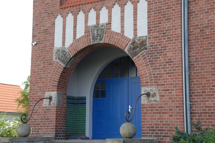 Eingang zum Schulgebäude