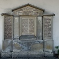 Kriegerdenkmal an der Ostwand der Kapelle