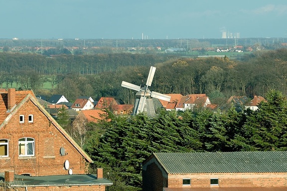 Die Windmühle vom Bantorfer Brink aus gesehen